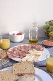 Tradycyjny hiszpański śniadaniowy Jamon ser Wznosił toast chlebowego pomidoru fotografia stock Tradycyjny hiszpański śniadaniowy Jamon ser Wznosił toast chlebowego pomidoru fotografia stock