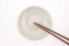 Tradycyjny Japoński drewniany chopstick na białym ceramicznym talerzu obrazy royalty free Tradycyjny Japoński drewniany chopstick na białym ceramicznym talerzu obrazy royalty free