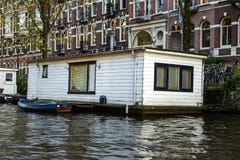 Tradycyjny Sp?awowy ??dkowaty dom w Amsterdam kana?ach holandie, Pa?dziernik 13, 2017 zdjęcie royalty free Tradycyjny Sp?awowy ??dkowaty dom w Amsterdam kana?ach holandie, Pa?dziernik 13, 2017 zdjęcie royalty free