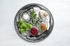 Tradycyjny srebny talerz z symbolicznym posiłkiem dla Passover Pesach Seder na drewnianym tle obraz royalty free Tradycyjny srebny talerz z symbolicznym posiłkiem dla Passover Pesach Seder na drewnianym tle obraz royalty free