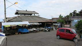 Tradycyjny targowy budynek na Bali wyspie w Indonezja Kramy z sprzedażami towarowymi Parking dla motocykli/lów, hulajnog i samoch obrazy stock Tradycyjny targowy budynek na Bali wyspie w Indonezja Kramy z sprzedażami towarowymi Parking dla motocykli/lów, hulajnog i samoch obrazy stock