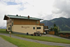 Tradycyjny wakacje dom w Austriackich Alps górach Obrazy Stock Tradycyjny wakacje dom w Austriackich Alps górach Obrazy Stock