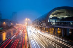 Traffic with light trail next to the train station during blue hour after the rain stock photography Traffic with light trail next to the train station during blue hour after the rain stock photography