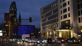 Traffico notturno al distretto Charlottenburg di Berlino accanto allo zoo di Bahnhof archivi video Traffico notturno al distretto Charlottenburg di Berlino accanto allo zoo di Bahnhof archivi video