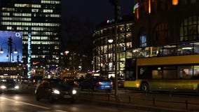 Trafic de nuit au secteur Charlottenburg de Berlin à côté du zoo de Bahnhof banque de vidéos Trafic de nuit au secteur Charlottenburg de Berlin à côté du zoo de Bahnhof banque de vidéos