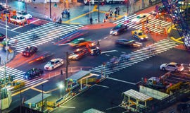Trafik korsar en ntersection i Shibuya, Tokyo, Japan arkivfoton Trafik korsar en ntersection i Shibuya, Tokyo, Japan arkivfoton