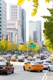 Trafikera att att närma sig på en upptagen väg till och med det Gangnam området Royaltyfri Fotografi Trafikera att att närma sig på en upptagen väg till och med det Gangnam området Royaltyfri Fotografi