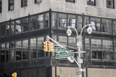 Trafikljus på gatan W57 och Broadway New York USA royaltyfri bild Trafikljus på gatan W57 och Broadway New York USA royaltyfri bild