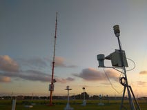 Tragbare automatische Wetterstation an Ngurah Rai-Flughafen unter den sch?nen Altocumuluswolken Dieses Werkzeug hat eine Funktion lizenzfreie stockfotografie Tragbare automatische Wetterstation an Ngurah Rai-Flughafen unter den sch?nen Altocumuluswolken Dieses Werkzeug hat eine Funktion lizenzfreie stockfotografie