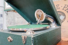 Tragbarer Vinylrekordspieler im grünen Koffer lizenzfreie stockbilder Tragbarer Vinylrekordspieler im grünen Koffer lizenzfreie stockbilder