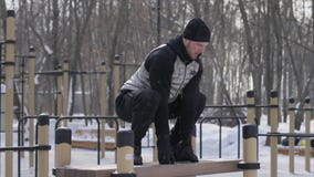 Tragen Sie den Mann zur Schau, der auf Bank auf crossfit Training Sportplatz am im Freienspringt stockfotografie Tragen Sie den Mann zur Schau, der auf Bank auf crossfit Training Sportplatz am im Freienspringt stockfotografie