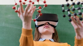 Tragende Gläser der virtuellen Realität der Studentin, Molekülstrukturmodell halten Wissenschaftsklasse, Bildung, VR, neue Techno stockbilder Tragende Gläser der virtuellen Realität der Studentin, Molekülstrukturmodell halten Wissenschaftsklasse, Bildung, VR, neue Techno stockbilder