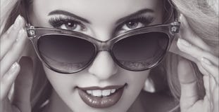 Tragende Sonnenbrille der verlockenden Frau stockfotos Tragende Sonnenbrille der verlockenden Frau stockfotos