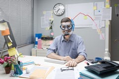 Tragende Unterwasseratemgerätmaske des Büroangestellten lizenzfreie stockfotografie Tragende Unterwasseratemgerätmaske des Büroangestellten lizenzfreie stockfotografie