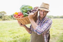 Tragender Korb des Landwirts von veg stockfotos Tragender Korb des Landwirts von veg stockfotos
