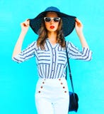 Tragender Strohhut der hübschen Frau, weiße Hosen Lizenzfreies Stockfoto Tragender Strohhut der hübschen Frau, weiße Hosen Lizenzfreies Stockfoto