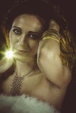 Tragender weißer Pelz der Brunettefrau und Goldschmuck lizenzfreies stockbild Tragender weißer Pelz der Brunettefrau und Goldschmuck lizenzfreies stockbild
