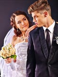 Tragendes Hochzeitskleid und -kostüm der Paare lizenzfreies stockbild Tragendes Hochzeitskleid und -kostüm der Paare lizenzfreies stockbild