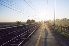 Train de attente d'homme photographie stock Train de attente d'homme photographie stock