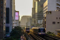 Train de BTS sur la voie ferroviaire photographie stock libre de droits Train de BTS sur la voie ferroviaire photographie stock libre de droits
