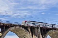 Train mobile sur un pont images stock Train mobile sur un pont images stock