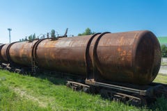 Train rouillé de réservoirs de stockage de pétrole de vintage image stock Train rouillé de réservoirs de stockage de pétrole de vintage image stock