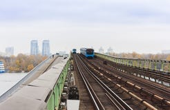 Train sur le pont en souterrain de métro au-dessus de la rivière Dnieper, Kiev, Ukraine images stock Train sur le pont en souterrain de métro au-dessus de la rivière Dnieper, Kiev, Ukraine images stock