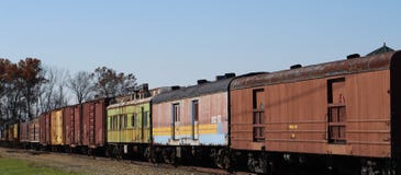 Trains colorés et jours lumineux d'automne image libre de droits Trains colorés et jours lumineux d'automne image libre de droits