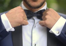 Traje del negro del control de la corbata de lazo del novio fotografía de archivo libre de regalías Traje del negro del control de la corbata de lazo del novio fotografía de archivo libre de regalías