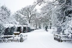 Trajeto através do campo no inverno com neve foto de stock royalty free Trajeto através do campo no inverno com neve foto de stock royalty free