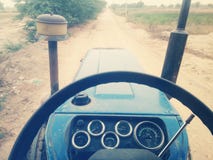 Traktor på vägen royaltyfri bild Traktor på vägen royaltyfri bild
