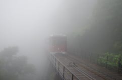 Tram in de mist in Hong Kong royalty-vrije stock fotografie Tram in de mist in Hong Kong royalty-vrije stock fotografie