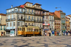 Tram de touristes à Porto image libre de droits Tram de touristes à Porto image libre de droits