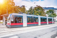 Tram moderne à Vienne, Autriche Le réseau de tram de Vienne est parmi plus grand au monde image stock Tram moderne à Vienne, Autriche Le réseau de tram de Vienne est parmi plus grand au monde image stock