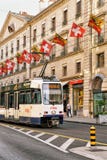 Tram in Rue Corraterie Street met Zwitserse vlaggen Genève Zwitser stock fotografie Tram in Rue Corraterie Street met Zwitserse vlaggen Genève Zwitser stock fotografie