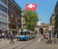 Tram sur la rue de Bahnhofstrasse à Zurich, Suisse photo stock Tram sur la rue de Bahnhofstrasse à Zurich, Suisse photo stock