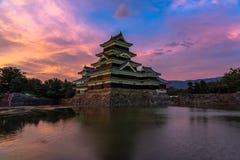 Tramonto al castello di Matsumoto nel Giappone immagini stock Tramonto al castello di Matsumoto nel Giappone immagini stock