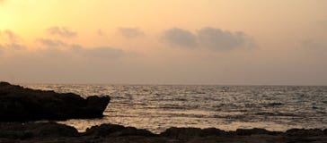 Tramonto al litorale Mediterraneo immagini stock libere da diritti Tramonto al litorale Mediterraneo immagini stock libere da diritti