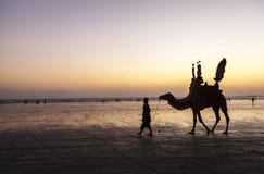 Tramonto alla spiaggia di Karachi immagine stock Tramonto alla spiaggia di Karachi immagine stock