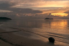 Tramonto alla spiaggia Koh Phangan con la noce di cocco immagini stock libere da diritti Tramonto alla spiaggia Koh Phangan con la noce di cocco immagini stock libere da diritti