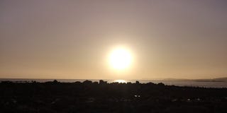 Tramonto di estate dalla spiaggia immagine stock libera da diritti Tramonto di estate dalla spiaggia immagine stock libera da diritti