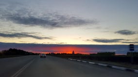 Tramonto luminoso nel verticale della strada fotografie stock libere da diritti Tramonto luminoso nel verticale della strada fotografie stock libere da diritti