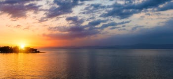 Tramonto o cielo di alba sopra il mare Natura, tempo, atmosfera, tema di viaggio Alba o tramonto sopra il mare Panorama fotografia stock libera da diritti Tramonto o cielo di alba sopra il mare Natura, tempo, atmosfera, tema di viaggio Alba o tramonto sopra il mare Panorama fotografia stock libera da diritti