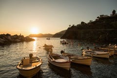 Tramonto in piccolo porto di Manarola, Cinque Terre fotografia stock libera da diritti Tramonto in piccolo porto di Manarola, Cinque Terre fotografia stock libera da diritti