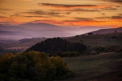 Tramonto romantico, luminoso e variopinto sopra una catena montuosa in Transilvania illustrazione vettoriale Tramonto romantico, luminoso e variopinto sopra una catena montuosa in Transilvania illustrazione vettoriale