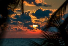Tramonto rosso ad una spiaggia vicino a Cartagine immagine stock libera da diritti Tramonto rosso ad una spiaggia vicino a Cartagine immagine stock libera da diritti