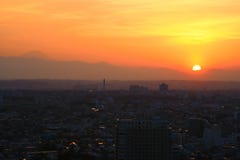 Tramonto in Setagaya-ku, Tokyo, Giappone con il monte Fuji immagine stock libera da diritti Tramonto in Setagaya-ku, Tokyo, Giappone con il monte Fuji immagine stock libera da diritti