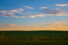Tramonto sopra il campo in campagna russa immagini stock Tramonto sopra il campo in campagna russa immagini stock