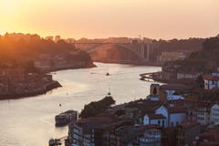 Tramonto sopra il fiume della città immagine stock libera da diritti Tramonto sopra il fiume della città immagine stock libera da diritti
