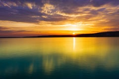 Tramonto sopra il fiume Paesaggio stupefacente Fotografia Stock Tramonto sopra il fiume Paesaggio stupefacente Fotografia Stock